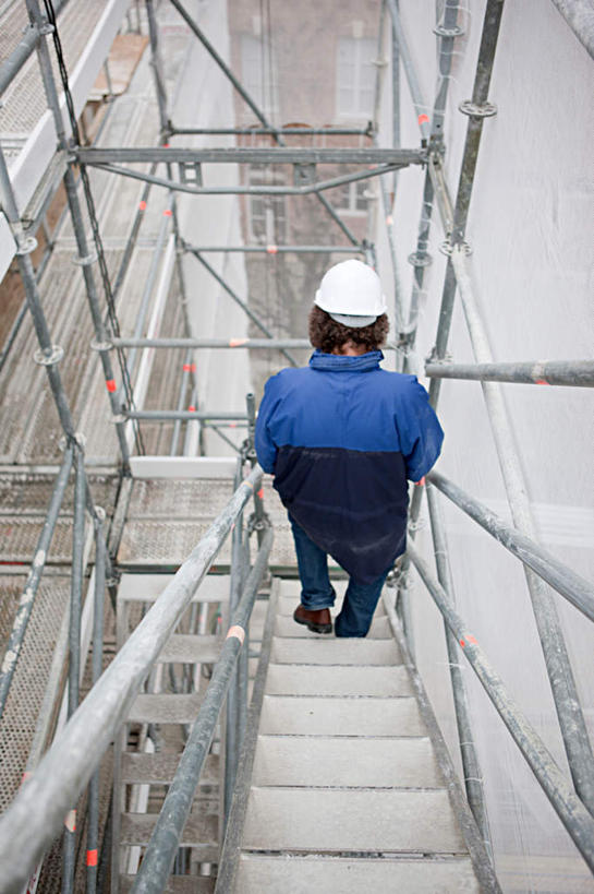 西方人,一个人,建筑工人,栏杆,走,竖图,俯视,室外,白天,工作服,制服,楼梯,帽子,欧洲,欧洲人,仅一个男性,仅一个人,仅一个中年男性,扶手,头盔,支架,阶梯,护栏,架子,脚手架,台阶,施工,工人,安全帽,建筑工地,支撑,固定,一顶,地盘,建筑地盘,施工地盘,工作制服,男人,男性,中年男性,白种人,建筑工,步行,散步,走路,彩图,高角度拍摄,全身,工作套服,工地,稳固