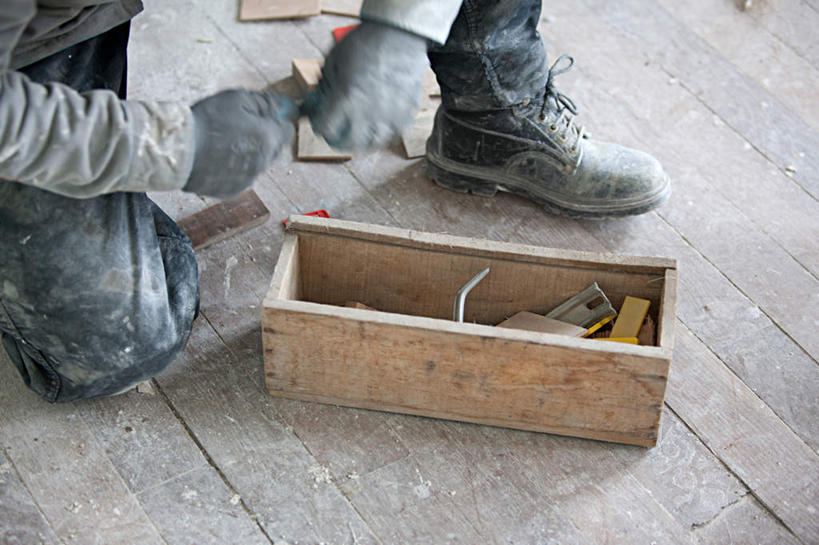 西方人,一个人,建筑工人,站,跪,横图,俯视,室内,白天,工作服,制服,安全,地板,欧洲,欧洲人,仅一个男性,仅一个人,仅一个中年男性,握,木制,木盒,防护,地面,拿,拿着,木地板,工人,一个,木制品,容器,手套,建筑工地,站着,搭,握着,单个,储藏,保护,储存,搭着,保险,保全,周全,安稳,安定,防护手套,地盘,建筑地盘,施工地盘,工作制服,平安,男人,男性,中年男性,白种人,建筑工,跪着,站立,半身,彩图,高角度拍摄,工作套服,工地,贮存