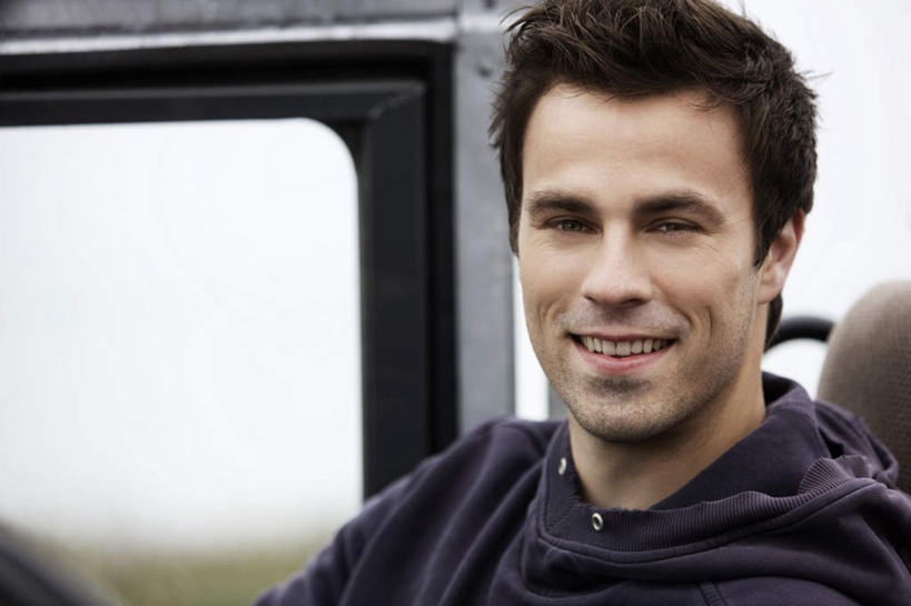 西方人,脸,头,脸颊,头发,一个人,坐,笑,微笑,露齿笑,横图,室外,特写,白天,正面,草地,草坪,植物,窗户,卡车,汽车,椅子,欧洲,欧洲人,仅一个男性,仅一个人,服装,朦胧,模糊,棕色,扭头,注视,休闲装,肩膀,玻璃窗,车,草,树,树木,仅一个年轻男性,衣服,绿色,自然,车窗,交通工具,观察,看,转头,休闲,休闲服,服饰,生长,成长,观看,察看,关注,载具,男人,男性,年轻男性,白种人,头部,直发,脸部,脸蛋,面部,坐着,半身,彩图,短发