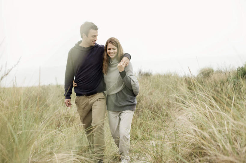 西方人,两个人,走,笑,微笑,露齿笑,横图,室外,白天,正面,爱情,草地,植物,欧洲,欧洲人,阴影,服装,光线,影子,浪漫,扭头,注视,休闲装,草,衣服,绿色,阳光,观察,看,靠,靠着,转头,休闲,温暖,温馨,休闲服,恩爱,搭,恋人,服饰,观看,和睦,察看,搭着,关注,男人,男性,年轻男性,年轻女性,女人,女性,白种人,情侣,步行,散步,走路,半身,彩图,伴侣,融洽