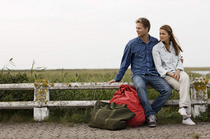 西方人,两个人,栏杆,坐,抱,横图,室外,白天,正面,爱情,草地,草坪,植物,欧洲,欧洲人,服装,包,围栏,浪漫,旅行包,扭头,注视,休闲装,护栏,草,衣服,蓝色,绿色,蓝天,天空,天,观察,看,转头,休闲,温暖,温馨,休闲服,恩爱,恋人,服饰,晴朗,抱着,观看,和睦,察看,搂着,关注,万里无云,旅游包,提包,男人,男性,年轻男性,年轻女性,女人,女性,白种人,情侣,晴空,晴空万里,搂,搂抱,坐着,彩图,全身,伴侣,融洽,双肩包