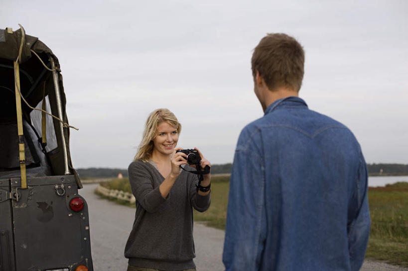 西方人,背部,两个人,站,笑,微笑,露齿笑,横图,室外,白天,正面,爱情,草地,草坪,植物,道路,路,公路,汽车,相机,欧洲,欧洲人,握,服装,交通,浪漫,拿,拿着,注视,休闲装,车,草,拍照,衣服,蓝色,绿色,蓝天,天空,数码相机,交通工具,轿车,天,观察,看,站着,休闲,温暖,温馨,休闲服,恩爱,握着,恋人,摄影,服饰,晴朗,观看,和睦,察看,关注,载具,万里无云,男人,男性,年轻男性,年轻女性,女人,女性,白种人,情侣,照相机,晴空,晴空万里,马路,站立,半身,彩图,照相,伴侣,融洽