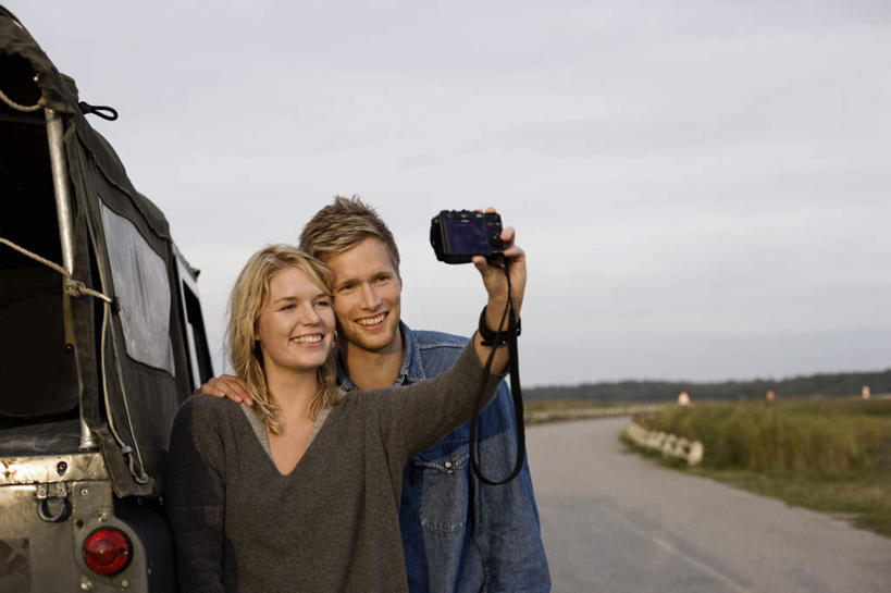 西方人,两个人,站,举,笑,微笑,露齿笑,横图,室外,白天,正面,爱情,草地,草坪,植物,道路,路,公路,汽车,相机,欧洲,欧洲人,握,服装,交通,浪漫,拿,拿着,注视,休闲装,车,草,拍照,衣服,蓝色,绿色,蓝天,天空,数码相机,交通工具,轿车,天,观察,看,托,站着,休闲,温暖,温馨,休闲服,恩爱,握着,恋人,摄影,服饰,晴朗,观看,和睦,察看,关注,载具,万里无云,男人,男性,年轻男性,年轻女性,女人,女性,白种人,情侣,照相机,晴空,晴空万里,马路,举起,举手,举着,向上举,向上伸,向上托,站立,半身,彩图,照相,伴侣,融洽