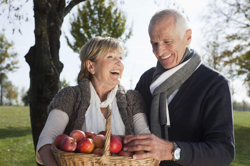 西方人,老年人,两个人,家庭,夫妻,站,捧,笑,交叉,微笑,露齿笑,横图,室外,白天,正面,爱情,草地,草坪,植物,竹子,苹果,水果,欧洲,欧洲人,一堆,许多,握,阴影,堆叠,堆积,竹制,服装,新鲜,装饰,编织,光线,篮子,影子,生食,食品,果实,很多,浪漫,拿,拿着,注视,休闲装,草,树,树木,食物,衣服,蓝色,绿色,蓝天,天空,阳光,自然,围巾,竹篮,天,观察,看,站着,休闲,温暖,温馨,一家人,休闲服,恩爱,握着,恋人,服饰,有机食品,绿色食品,生长,晴朗,成长,围脖,观看,竹条,堆,保暖,华丽,交织,点缀,和睦,察看,竹制品,御寒,关注,万里无云,衬托,美观,雅致,雅观,穿插,老年男性,老年女性,男人,男性,女人,女性,白种人,夫妇,情侣,晴空,晴空万里,端,端着,捧着,手捧,站立,半身,彩图,伴侣,融洽