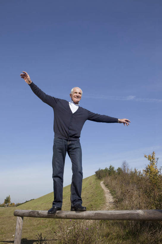 西方人,一个人,走,伸展双臂,竖图,室外,白天,仰视,草地,草坪,植物,欧洲,欧洲人,仅一个男性,仅一个人,服装,树桩,注视,休闲装,草,树,树干,衣服,蓝色,绿色,蓝天,天空,天,观察,看,仅一个老年男性,休闲,休闲服,木桩,服饰,晴朗,观看,察看,关注,万里无云,老年男性,男人,男性,白种人,晴空,晴空万里,步行,敞开双臂,伸开双臂,展开双肩,张开手臂,张开双臂,走路,彩图,低角度拍摄,全身