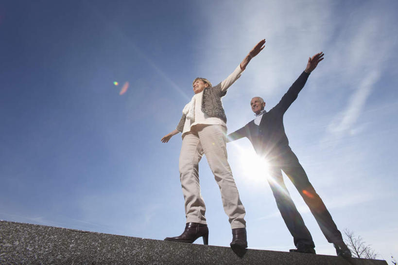 西方人,老年人,两个人,家庭,夫妻,站,伸展双臂,横图,室外,白天,仰视,爱情,太阳,欧洲,欧洲人,阴影,服装,光线,影子,云,云朵,树桩,浪漫,云彩,注视,休闲装,树,树干,衣服,蓝色,白云,蓝天,天空,阳光,天,观察,看,站着,休闲,温暖,温馨,一家人,休闲服,木桩,恩爱,恋人,服饰,晴朗,观看,和睦,察看,关注,老年男性,老年女性,男人,男性,女人,女性,白种人,夫妇,情侣,晴空,敞开双臂,伸开双臂,展开双肩,站立,张开手臂,张开双臂,彩图,低角度拍摄,全身,伴侣,融洽