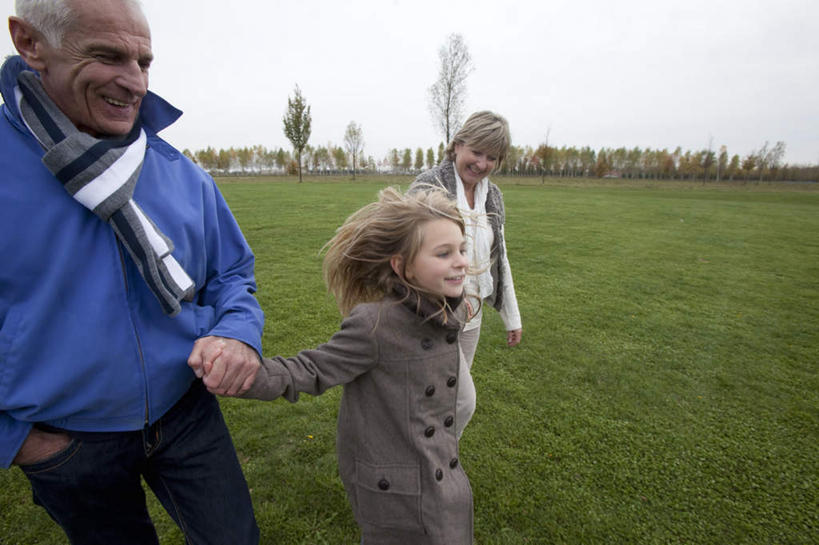 西方人,儿童,老年人,三个人,家庭,夫妻,祖母,祖父,走,握手,横图,室外,白天,正面,爱情,纯洁,草地,草坪,植物,欧洲,欧洲人,牵,服装,装饰,云,云朵,浪漫,云彩,注视,休闲装,草,树,树木,小孩,衣服,蓝色,绿色,白云,蓝天,天空,自然,围巾,天,观察,看,休闲,温暖,温馨,一家人,休闲服,恩爱,可爱,童年,童趣,恋人,服饰,生长,晴朗,奶奶,爷爷,成长,围脖,观看,牵着,祖孙,保暖,华丽,点缀,和睦,察看,御寒,关注,童真,烂漫,无邪,外婆,外孙女,外祖母,外公,外祖父,衬托,美观,雅致,雅观,天真,老年男性,老年女性,男人,男性,女孩,女人,女性,白种人,孩子,夫妇,情侣,孙女,晴空,步行,搀手,拉手,散步,手拉手,手握手,走路,半身,彩图,伴侣,融洽,女生