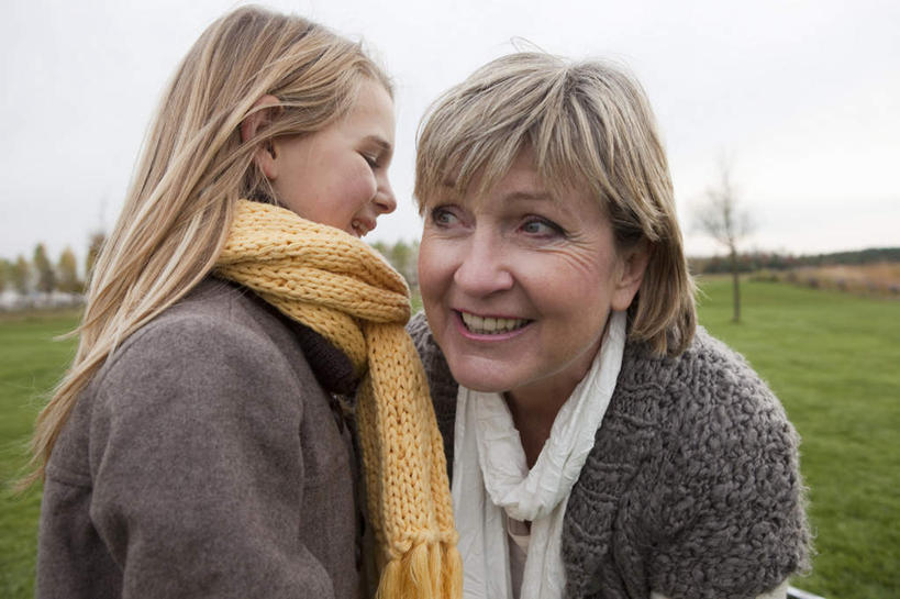 西方人,儿童,老年人,两个人,家庭,祖母,站,笑,微笑,露齿笑,横图,室外,白天,正面,毛衣,纯洁,草地,草坪,植物,欧洲,欧洲人,装饰,听,草,树,树木,小孩,蓝色,绿色,蓝天,天空,自然,围巾,天,站着,温暖,温馨,一家人,可爱,童年,童趣,生长,晴朗,奶奶,成长,围脖,祖孙,保暖,华丽,点缀,和睦,御寒,私语,耳语,线衫,童真,烂漫,无邪,外婆,外孙女,外祖母,万里无云,衬托,美观,雅致,雅观,天真,老年女性,女孩,女人,女性,白种人,孩子,孙女,晴空,晴空万里,站立,半身,彩图,绒衣,套衫,套头毛衣,线衣,融洽,女生