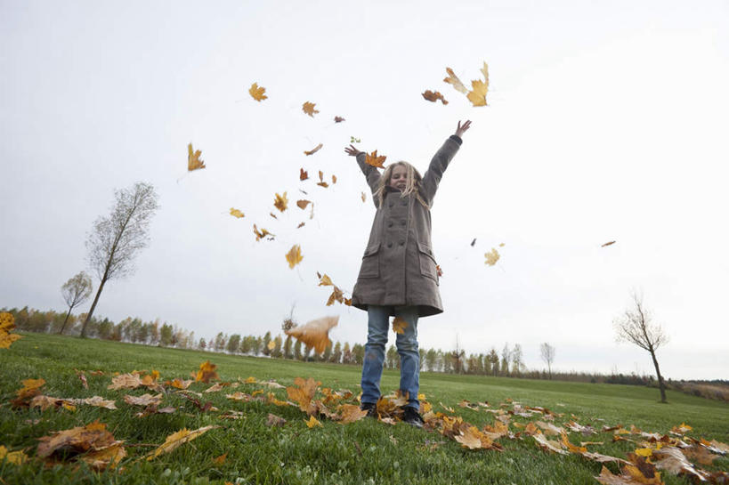 西方人,儿童,一个人,站,投,举,横图,室外,白天,仰视,纯洁,草地,草坪,植物,叶子,欧洲,欧洲人,仅一个女性,仅一个人,服装,枯叶,落叶,注视,休闲装,草,树,树木,小孩,衣服,蓝色,绿色,蓝天,天空,自然,天,观察,看,托,站着,仅一个小孩,休闲,休闲服,可爱,童年,童趣,服饰,生长,晴朗,成长,观看,察看,关注,童真,烂漫,无邪,万里无云,天真,女孩,女人,女性,白种人,孩子,叶,叶片,晴空,晴空万里,举起,举手,举着,抛,扔,撒,向上举,向上伸,向上托,站立,掷,彩图,低角度拍摄,全身,女生
