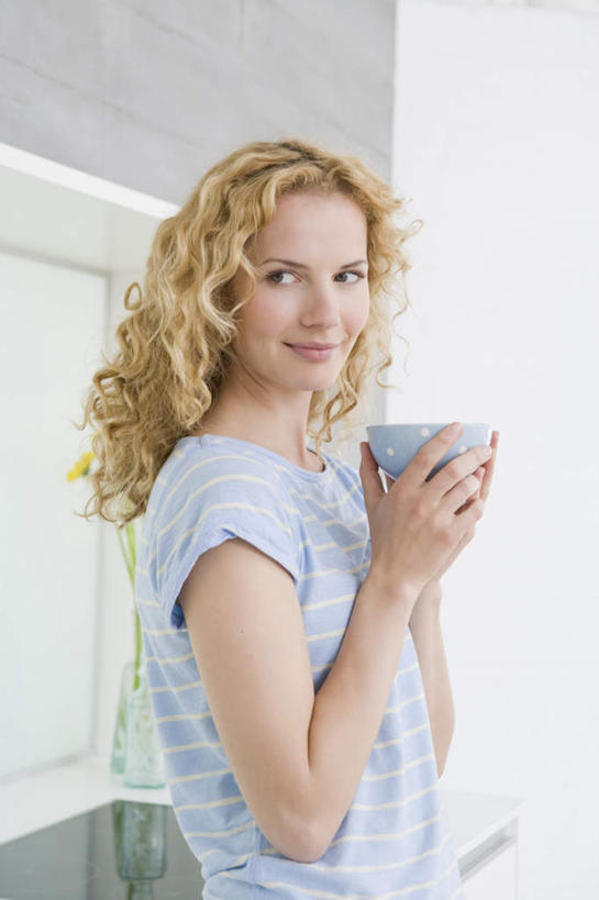 西方人,一个人,站,笑,微笑,竖图,室内,白天,侧面,桌面,桌子,欧洲,欧洲人,仅一个年轻女性,仅一个女性,仅一个人,握,服装,陶瓷,墙,陶瓷制品,拿,拿着,注视,休闲装,墙壁,墙面,衣服,容器,碗,观察,看,站着,休闲,休闲服,握着,服饰,观看,储藏,察看,储存,关注,年轻女性,女人,女性,白种人,站立,半身,彩图,厨房料理台,贮存,料理台