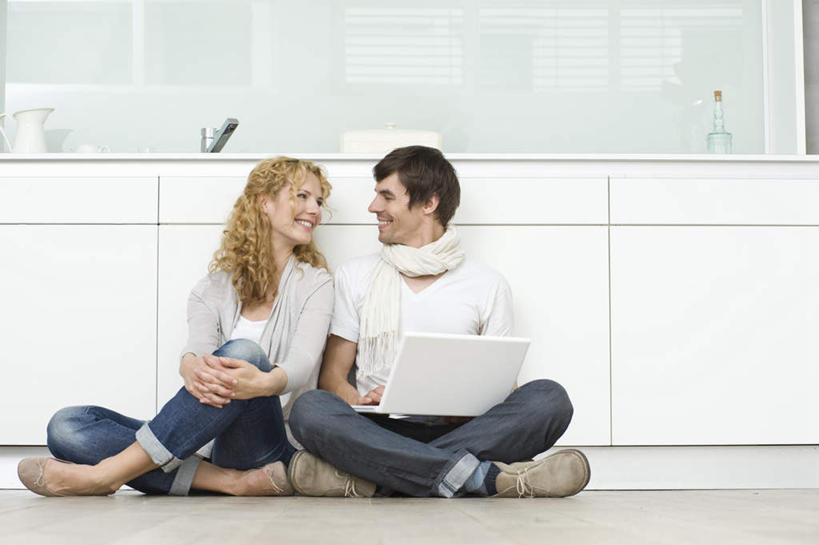 西方人,两个人,家庭,夫妻,坐,笑,盘腿,微笑,露齿笑,横图,室内,白天,正面,爱情,电脑,笔记本电脑,厨房,柜子,欧洲,欧洲人,服装,网络,水龙头,浪漫,扭头,注视,休闲装,通讯设备,开关,衣服,橱柜,打开,观察,看,转头,休闲,温暖,温馨,一家人,休闲服,恩爱,恋人,服饰,观看,阀门,和睦,察看,无线,开启,关注,通信设备,无线网络,无线上网,便携式电脑,水咀,手提电脑,男人,男性,年轻女性,女人,女性,中年男性,白种人,年轻人,夫妇,情侣,盘腿而坐,盘膝,盘着腿的,盘着腿坐,双腿交叉,坐着,彩图,全身,灶间,伴侣,融洽