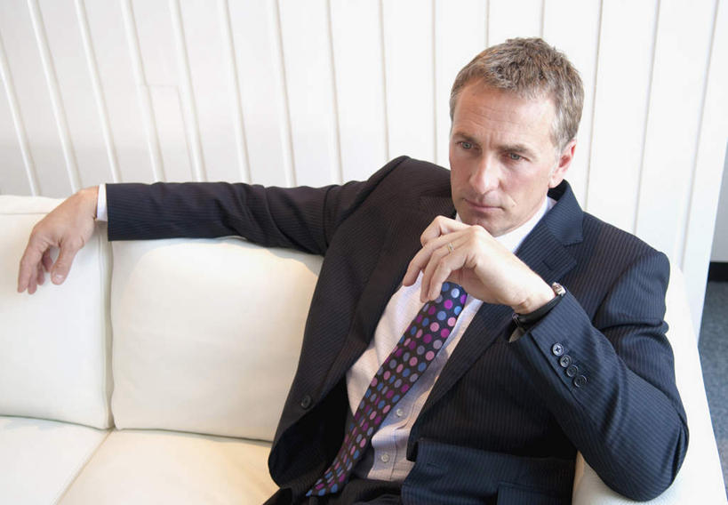 西方人,一个人,商务人士,商务男性,坐,横图,俯视,室内,白天,衬衫,靠垫,沙发,欧洲,欧洲人,仅一个男性,仅一个人,仅一个中年男性,套装,墙,靠枕,领带,注视,墙壁,墙面,垫子,枕头,观察,看,观看,察看,象征,庄重,关注,商务装,身份,布艺沙发,工薪阶层,正式,地位,男人,男性,中年男性,白种人,白领,上班族,坐着,半身,彩图,高角度拍摄,衬衣