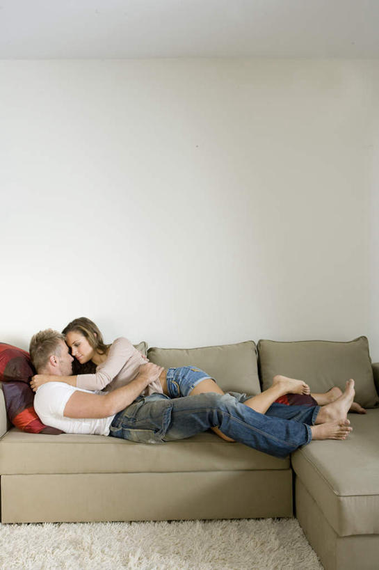 西方人,两个人,家庭,夫妻,客厅,躺,抱,竖图,室内,白天,侧面,爱情,靠垫,沙发,欧洲,欧洲人,服装,墙,靠枕,浪漫,注视,休闲装,墙壁,墙面,衣服,垫子,枕头,观察,看,休闲,温暖,温馨,一家人,休闲服,恩爱,恋人,服饰,抱着,观看,和睦,察看,起居室,搂着,关注,布艺沙发,客堂,卧着,男人,男性,年轻女性,女人,女性,中年男性,白种人,年轻人,夫妇,情侣,怀抱,搂,搂抱,躺着,卧,相抱,拥抱,彩图,全身,伴侣,融洽