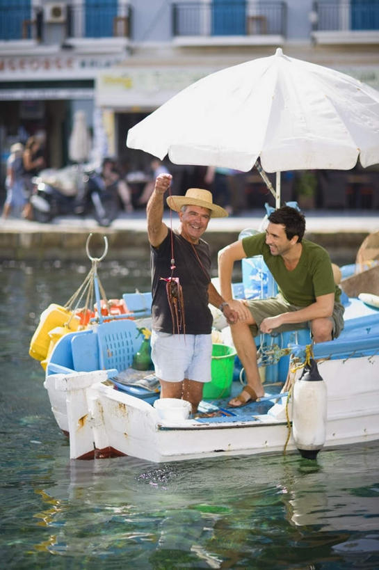 西方人,两个人,家庭,父亲,儿子,家,码头,站,举,竖图,室外,白天,正面,湖,湖泊,水,港口,船,帽子,欧洲,欧洲人,握,服装,草帽,伞,雨伞,遮阳伞,房屋,屋子,草屋,湖面,水流,水面,木船,拿,拿着,注视,休闲装,阳伞,住宅,衣服,茅草屋,交通工具,湖水,观察,看,托,站着,休闲,温暖,温馨,父子,一家人,休闲服,父爱,提,握着,服饰,观看,和睦,察看,提着,太阳伞,舟,关注,载具,老年男性,男人,男性,中年男性,白种人,举起,举手,举着,向上举,向上伸,向上托,站立,彩图,全身,房子,摆渡口,埠头,渡口,渡头,港湾,海港,货运码头,口岸,茅舍,茅屋,商港,小屋,融洽