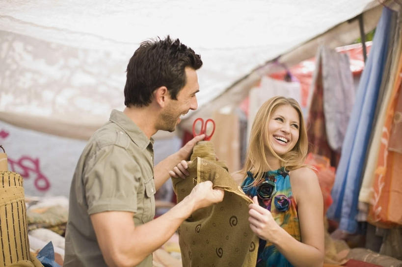 西方人,两个人,店员,商店,站,笑,微笑,露齿笑,横图,室外,白天,侧面,购物,消费,超市,欧洲,欧洲人,握,花纹,服装,布,图案,拿,布纹,拿着,注视,休闲装,顾客,衣服,观察,看,站着,营业员,休闲,休闲服,握着,金融,百货,服饰,观看,布匹,察看,服装店,关注,选购,贸易,百货公司,服饰店,血拼,销售人员,主顾,男人,男性,年轻女性,女人,女性,中年男性,白种人,售货员,站立,半身,彩图,购物商场,购物中心,商业中心