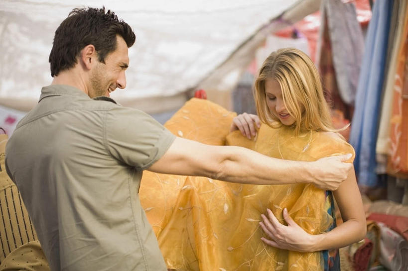 西方人,背部,两个人,店员,商店,站,笑,微笑,露齿笑,横图,室外,白天,正面,购物,消费,超市,欧洲,欧洲人,握,花纹,服装,布,图案,拿,布纹,拿着,注视,休闲装,顾客,衣服,观察,看,站着,营业员,休闲,休闲服,握着,金融,百货,服饰,观看,布匹,察看,服装店,关注,选购,贸易,百货公司,服饰店,血拼,销售人员,主顾,男人,男性,年轻女性,女人,女性,中年男性,白种人,售货员,站立,半身,彩图,购物商场,购物中心,商业中心