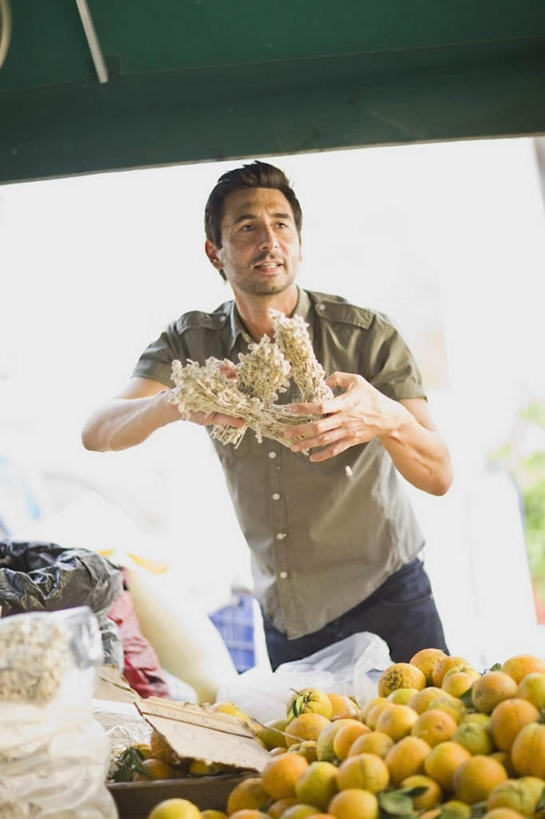 西方人,一个人,商店,站,竖图,室外,白天,正面,柑橘,水果,欧洲,欧洲人,仅一个男性,仅一个人,仅一个中年男性,一堆,许多,握,堆叠,堆积,服装,新鲜,生食,食品,果实,很多,拿,拿着,注视,休闲装,商铺,食物,衣服,观察,看,站着,休闲,休闲服,握着,服饰,有机食品,绿色食品,观看,堆,察看,关注,市肆,商号,男人,男性,中年男性,白种人,橘子,桔子,橙子,橙,站立,半身,彩图,店铺