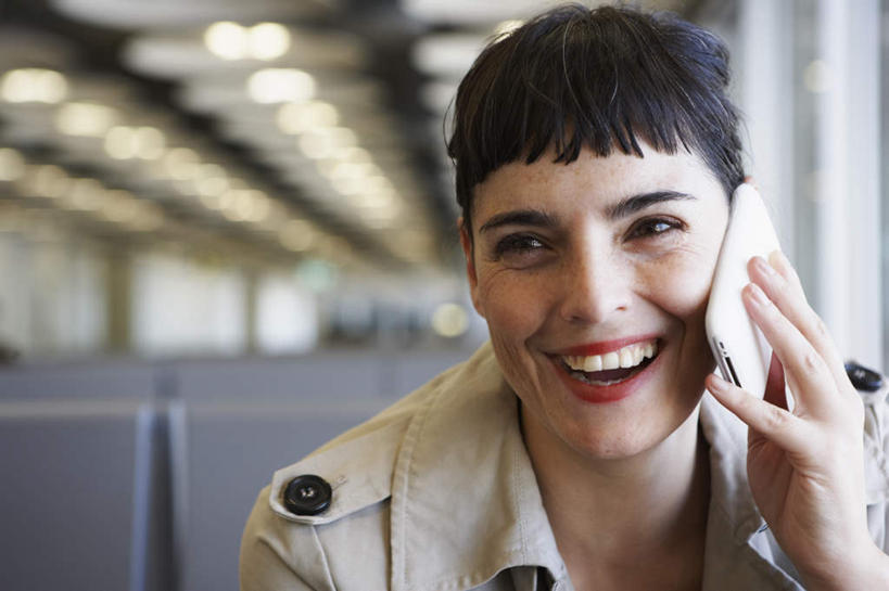 西方人,脸,头,脸颊,手,一个人,商务人士,商务女性,机场,坐,笑,打电话,微笑,露齿笑,横图,室内,特写,白天,正面,飞机场,电话,手机,照明,欧洲,欧洲人,仅一个女性,仅一个人,握,阴影,套装,朦胧,模糊,光线,影子,灯光,棕色,拿,听,拿着,注视,通讯设备,吊灯,肩膀,灯,灯具,观察,看,仅一个中年女性,手部,握着,观看,单手,照亮,察看,照明设备,关注,商务装,工薪阶层,交流,女人,女性,中年女性,白种人,头部,直发,脸部,脸蛋,面部,白领,上班族,航空站,空港,沟通,通话,坐着,半身,彩图,短发