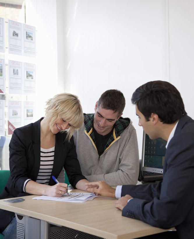 西方人,三个人,店员,办公室,坐,笑,微笑,露齿笑,竖图,室内,白天,正面,爱情,电脑,显示器,鼠标,键盘,窗户,落地窗,桌子,椅子,欧洲,欧洲人,握,服装,网络,材料,档案,文件,纸,办公桌,墙,浪漫,拿,拿着,注视,休闲装,输入设备,通讯设备,玻璃窗,墙壁,墙面,衣服,手稿,资料,观察,看,营业员,休闲,温暖,温馨,休闲服,台式电脑,恩爱,握着,恋人,服饰,观看,证明,和睦,察看,关注,文档,通信设备,输出设备,销售人员,男人,男性,年轻男性,女人,女性,中年女性,白种人,情侣,售货员,坐着,半身,彩图,伴侣,融洽