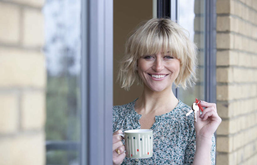 咖啡,西方人,一个人,露台,站,笑,微笑,露齿笑,横图,室外,白天,正面,幸福,安全,窗户,落地窗,阳台,杯子,欧洲,欧洲人,仅一个女性,仅一个人,握,服装,朦胧,模糊,墙,防护,钥匙,拿,拿着,注视,休闲装,娱乐,玻璃窗,墙壁,墙面,饮料,衣服,水杯,观察,看,站着,仅一个中年女性,享受,休闲,温馨,休闲服,放松,乐趣,握着,服饰,观看,保护,察看,提神,舒适,开启,封闭,关注,醒脑,保险,私密,保全,周全,安稳,安定,防盗,软饮料,平安,女人,女性,中年女性,白种人,茶杯,站立,半身,彩图,露天阳台