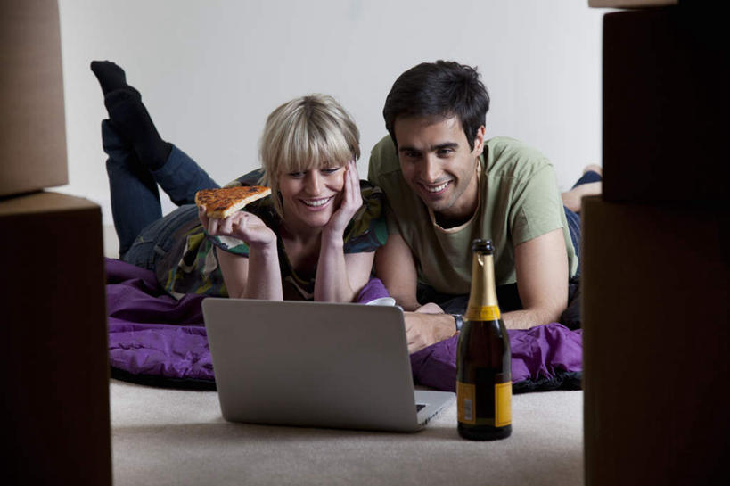 葡萄酒,西方人,两个人,家庭,夫妻,横图,室内,白天,正面,爱情,烹饪,奢侈,西餐,快乐,电脑,笔记本电脑,欧洲,欧洲人,一堆,许多,撑,握,堆叠,堆积,服装,网络,包装,纸箱,墙,料理,食品,披萨,匹萨,很多,浪漫,拿,拿着,托腮,注视,休闲装,通讯设备,菜肴,美食,墙壁,墙面,玻璃制品,酒,酒瓶,食物,饮料,衣服,玻璃瓶,瓶子,容器,箱子,快餐,香槟,观察,看,趴着,托,休闲,温暖,温馨,一家人,休闲服,恩爱,西式,诱惑,握着,恋人,服饰,佳肴,观看,堆,和睦,察看,无线,比萨,关注,托下巴,纸板箱,通信设备,无线网络,无线上网,便携式电脑,西式快餐,垃圾食品,包装箱,意大利薄饼,气泡酒,起泡酒,汽酒,手提电脑,男人,男性,年轻女性,女人,女性,中年男性,白种人,年轻人,夫妇,情侣,趴,半身,彩图,高兴,欢笑,伴侣,融洽