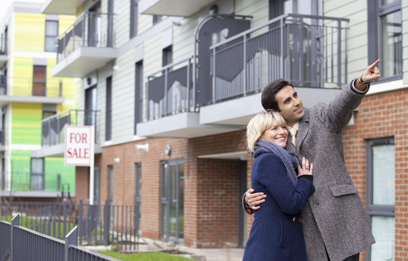 西方人,两个人,家庭,夫妻,家,栏杆,站,笑,微笑,露齿笑,横图,室外,白天,正面,爱情,窗户,指示牌,欧洲,欧洲人,指,服装,装饰,标志,文字,房屋,屋子,围栏,浪漫,注视,休闲装,方向,标识,护栏,楼房,玻璃窗,住宅,衣服,围巾,观察,看,手势,站着,休闲,温暖,温馨,一家人,休闲服,恩爱,恋人,服饰,围脖,观看,保暖,华丽,点缀,和睦,察看,指向,御寒,食指,关注,衬托,美观,雅致,雅观,男人,男性,年轻女性,女人,女性,中年男性,白种人,年轻人,夫妇,情侣,站立,半身,彩图,房子,伴侣,融洽