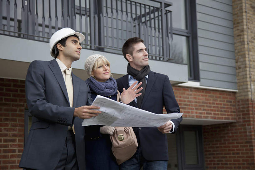 西方人,三个人,工程师,建筑工人,建筑师,家,栏杆,站,笑,微笑,露齿笑,横图,室外,白天,正面,帽子,欧洲,欧洲人,握,服装,装饰,头盔,图纸,房屋,屋子,围栏,设计图,拿,拿着,注视,休闲装,护栏,楼房,顾客,住宅,衣服,安全帽,围巾,观察,看,站着,休闲,温暖,休闲服,握着,服饰,围脖,观看,保暖,华丽,点缀,察看,御寒,关注,工程图,草图,蓝图,衬托,美观,雅致,雅观,主顾,男人,男性,年轻男性,女人,女性,中年女性,白种人,设计,技师,建筑工,建筑设计师,站立,半身,彩图,房子