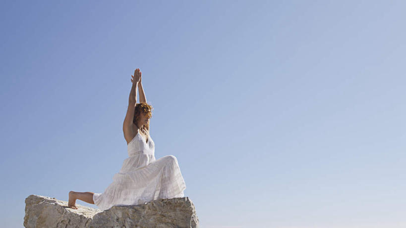 西方人,一个人,站,举,横图,室外,白天,仰视,锻炼,瑜伽,运动,石头,欧洲,欧洲人,仅一个女性,仅一个人,阴影,服装,光线,石子,影子,注视,休闲装,衣服,蓝色,蓝天,天空,阳光,天,观察,看,托,站着,仅一个中年女性,休闲,休闲服,养生,服饰,晴朗,观看,察看,关注,万里无云,体育,女人,女性,中年女性,白种人,石块,岩石,晴空,晴空万里,举起,举手,举着,向上举,向上伸,向上托,站立,彩图,低角度拍摄,全身,健身