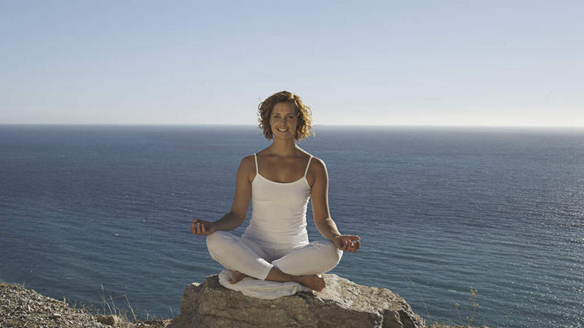 西方人,一个人,坐,盘腿,横图,室外,白天,正面,锻炼,瑜伽,运动,海浪,海洋,石头,欧洲,欧洲人,仅一个女性,仅一个人,阴影,服装,光线,石子,影子,浪花,水平线,辽阔,海平线,注视,休闲装,衣服,蓝色,蓝天,天空,阳光,海水,天,观察,看,仅一个中年女性,休闲,广阔,休闲服,养生,服饰,晴朗,观看,一望无际,察看,关注,海景,万里无云,莲花式,无边无际,一马平川,体育,女人,女性,中年女性,白种人,大海,风浪,海,海水的波动,近岸浪,石块,岩石,涌浪,晴空,晴空万里,盘腿而坐,盘膝,盘着腿的,盘着腿坐,双腿交叉,坐着,彩图,全身,健身,水天相接,水天一线