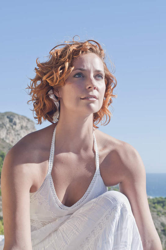 西方人,一个人,竖图,室外,白天,正面,石头,欧洲,欧洲人,仅一个女性,仅一个人,阴影,服装,光线,石子,影子,注视,休闲装,衣服,蓝色,蓝天,天空,阳光,天,观察,看,仅一个中年女性,休闲,休闲服,服饰,晴朗,观看,察看,关注,万里无云,女人,女性,中年女性,白种人,石块,岩石,晴空,晴空万里,半身,彩图