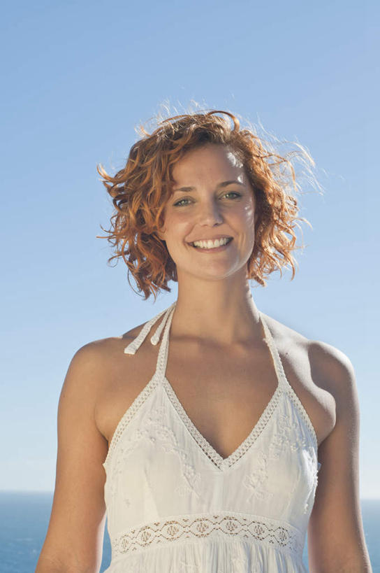 西方人,一个人,站,笑,微笑,露齿笑,竖图,室外,白天,正面,海浪,海洋,欧洲,欧洲人,仅一个女性,仅一个人,阴影,服装,光线,影子,浪花,注视,休闲装,衣服,蓝色,蓝天,天空,阳光,海水,天,观察,看,站着,仅一个中年女性,休闲,休闲服,服饰,晴朗,观看,察看,关注,海景,万里无云,女人,女性,中年女性,白种人,大海,风浪,海,海水的波动,近岸浪,涌浪,晴空,晴空万里,站立,半身,彩图