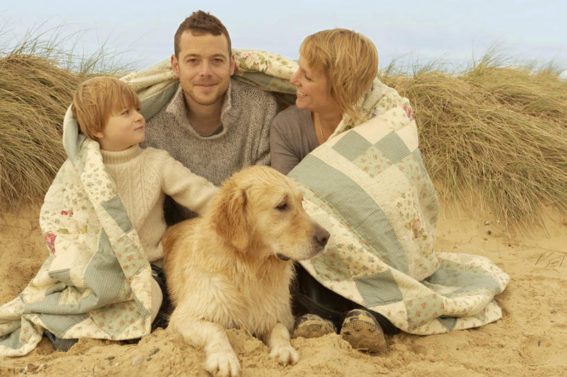 西方人,儿童,中年人,三个人,家庭,夫妻,母亲,父亲,儿子,坐,笑,微笑,横图,室外,白天,正面,爱情,纯洁,草地,植物,宠物,狗,纺织品,欧洲,欧洲人,一条,阴影,服装,装饰,光线,毛毯,毯子,影子,浪漫,扭头,注视,休闲装,金毛犬,草,纺织,一只,小孩,衣服,绿色,阳光,动物,垫子,观察,看,靠,靠着,转头,休闲,温暖,温馨,父子,母子,三口之家,一家人,休闲服,恩爱,父爱,可爱,母爱,童年,童趣,搭,恋人,服饰,金毛,观看,华丽,修饰,点缀,和睦,察看,金毛猎犬,搭着,关注,寻回犬,童真,烂漫,无邪,金毛寻回犬,忠诚,衬托,美观,雅致,雅观,金毛狗,金毛寻回狗,寻回狗,天真,男孩,男人,男性,女人,女性,中年男性,中年女性,白种人,孩子,夫妇,情侣,犬,坐着,彩图,全身,伴侣,融洽,男生