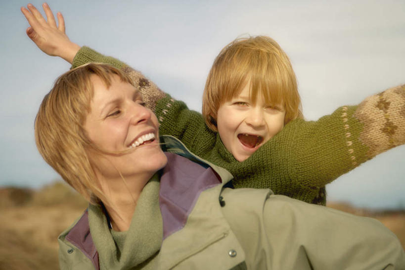 西方人,儿童,中年人,脸,头,脸颊,手,两个人,家庭,母亲,儿子,站,举,伸展双臂,笑,微笑,露齿笑,横图,室外,特写,白天,正面,毛衣,纯洁,植物,欧洲,欧洲人,阴影,服装,枯萎,朦胧,模糊,光线,影子,云,云朵,枯草,云彩,扭头,注视,休闲装,肩膀,草,小孩,衣服,黄色,蓝色,白云,蓝天,天空,阳光,天,观察,看,托,站着,转头,休闲,温暖,温馨,母子,一家人,手部,休闲服,可爱,母爱,童年,童趣,服饰,晴朗,观看,单手,和睦,察看,关注,线衫,童真,烂漫,无邪,天真,男孩,女人,女性,中年女性,白种人,孩子,头部,脸部,脸蛋,面部,晴空,敞开双臂,举起,举手,举着,伸开双臂,向上举,向上伸,向上托,展开双肩,站立,张开手臂,张开双臂,半身,彩图,绒衣,套衫,套头毛衣,线衣,融洽,男生