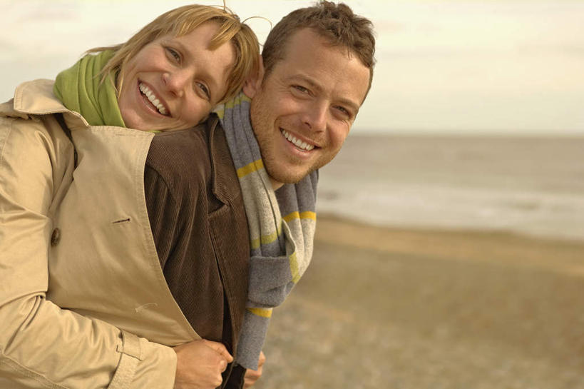 西方人,中年人,背,两个人,家庭,夫妻,站,笑,微笑,露齿笑,横图,室外,白天,正面,爱情,海浪,海洋,沙滩,欧洲,欧洲人,阴影,服装,朦胧,模糊,装饰,光线,沙子,影子,海岸,浪花,沙地,浪漫,扭头,注视,休闲装,衣服,阳光,海水,围巾,背着,观察,看,站着,转头,休闲,温暖,温馨,一家人,休闲服,恩爱,恋人,服饰,围脖,观看,保暖,华丽,点缀,和睦,察看,御寒,关注,海景,衬托,美观,雅致,雅观,背负,男人,男性,女人,女性,中年男性,中年女性,白种人,夫妇,情侣,大海,风浪,海,海水的波动,海滩,近岸浪,涌浪,站立,半身,彩图,伴侣,融洽