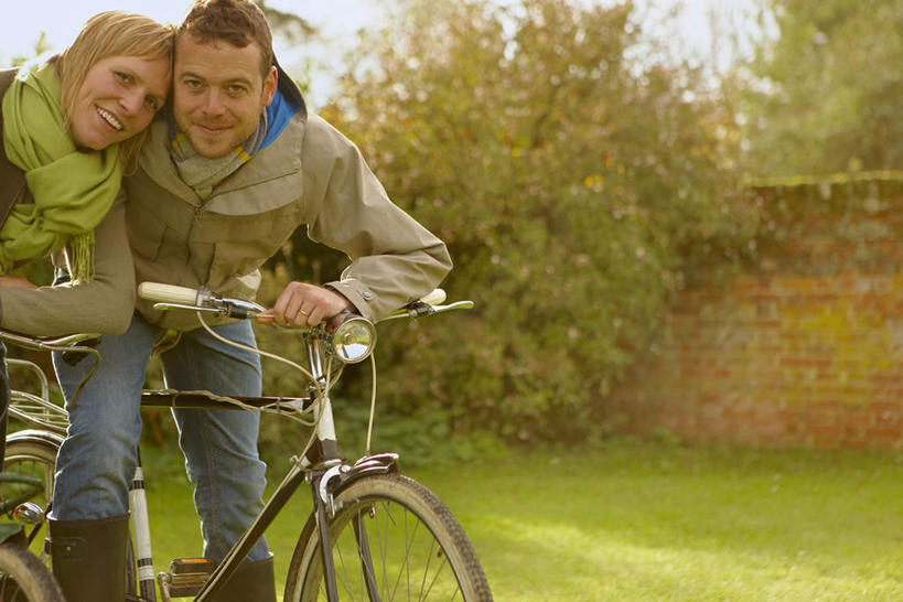 西方人,中年人,两个人,家庭,夫妻,站,笑,微笑,露齿笑,横图,室外,白天,正面,爱情,草地,草坪,植物,自行车,欧洲,欧洲人,一辆,弯腰,握,阴影,服装,裤子,装饰,光线,影子,墙,浪漫,拿,拿着,注视,牛仔裤,休闲装,墙壁,墙面,车,脚踏车,草,树,树木,衣服,蓝色,绿色,蓝天,天空,阳光,自然,围巾,交通工具,天,观察,看,靠,靠着,站着,休闲,温暖,温馨,一家人,休闲服,恩爱,握着,恋人,服饰,生长,晴朗,成长,围脖,观看,保暖,华丽,点缀,和睦,察看,御寒,关注,载具,万里无云,弯身,衬托,美观,雅致,雅观,男人,男性,女人,女性,中年男性,中年女性,白种人,夫妇,情侣,晴空,晴空万里,站立,半身,彩图,伴侣,融洽