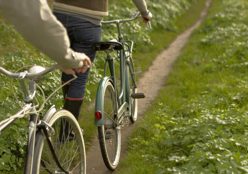 西方人,中年人,两个人,家庭,夫妻,走,横图,俯视,室外,白天,爱情,草地,植物,道路,路,自行车,鞋子,欧洲,欧洲人,两辆,握,阴影,服装,裤子,光线,影子,雨鞋,雨靴,小路,交通,浪漫,拿,拿着,牛仔裤,休闲装,靴子,车,脚踏车,草,衣服,绿色,阳光,交通工具,休闲,温暖,温馨,一家人,休闲服,恩爱,握着,恋人,服饰,和睦,载具,胶鞋,男人,男性,女人,女性,中年男性,中年女性,白种人,夫妇,情侣,步行,散步,走路,半身,彩图,高角度拍摄,伴侣,融洽
