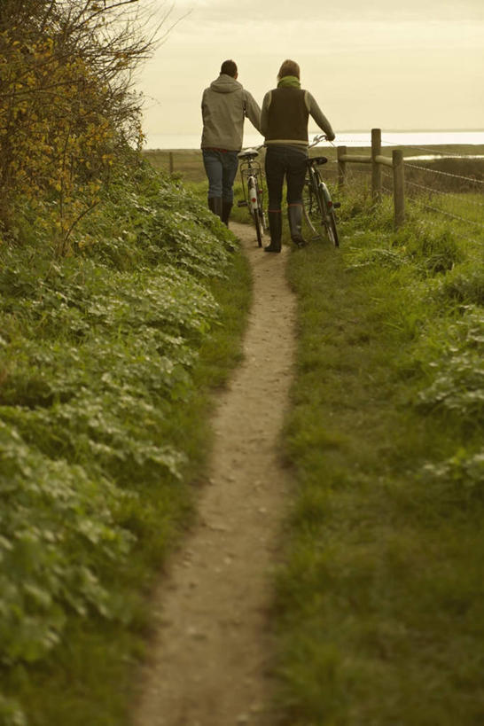 西方人,中年人,两个人,家庭,夫妻,栏杆,走,竖图,室外,白天,爱情,草地,日落,植物,道路,路,自行车,鞋子,欧洲,欧洲人,两辆,握,阴影,服装,裤子,光线,影子,雨鞋,雨靴,栅栏,篱笆,晚霞,霞光,落日,围栏,小路,交通,浪漫,拿,拿着,牛仔裤,休闲装,靴子,护栏,车,脚踏车,草,背面,衣服,绿色,阳光,黄昏,交通工具,休闲,温暖,温馨,一家人,休闲服,彩霞,恩爱,握着,恋人,服饰,和睦,载具,胶鞋,夕照,男人,男性,女人,女性,中年男性,中年女性,白种人,夫妇,情侣,夕阳,步行,散步,走路,彩图,全身,伴侣,融洽,斜阳