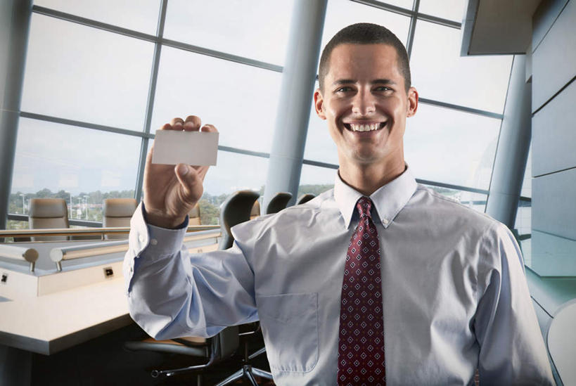 东方人,一个人,商务人士,商务男性,办公室,会议室,坐,举,笑,微笑,露齿笑,横图,室内,白天,正面,衬衫,窗户,桌子,名片,椅子,亚洲,仅一个男性,仅一个人,握,套装,信息,办公桌,领带,联系,拿,拿着,注视,黄种人,玻璃窗,仅一个年轻男性,会议椅,卡片,观察,看,托,展示,握着,观看,办公椅,察看,象征,庄重,关注,商务装,身份,工薪阶层,正式,地位,商务椅,培训椅,名刺,名帖,交往,男人,男性,年轻男性,亚洲人,白领,上班族,举起,举手,举着,向上举,向上伸,向上托,坐着,半身,彩图,衬衣,商业