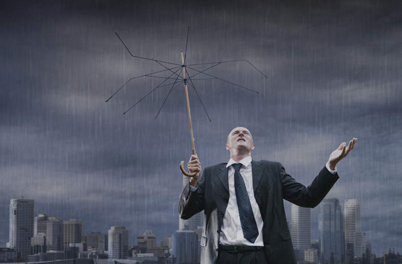 西方人,一个人,商务人士,商务男性,高楼大厦,站,横图,室外,白天,正面,衬衫,雨,暴雨,大雨,大厦,建筑,摩天大楼,欧洲,欧洲人,仅一个男性,仅一个人,仅一个中年男性,握,套装,伞,雨伞,乌云,云,阴天,云朵,领带,拿,云彩,拿着,注视,破坏,阳伞,破损,天空,天,看,站着,握着,细雨,损坏,昏暗,象征,阴沉,庄重,关注,商务装,身份,工薪阶层,正式,地位,男人,男性,中年男性,白种人,白领,上班族,小雨,抬头,仰头,站立,半身,彩图,衬衣,大楼,高层建筑,高楼,摩天楼