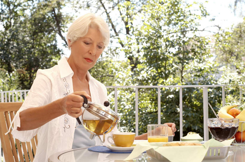 果汁,西方人,头发,一个人,栏杆,坐,笑,微笑,横图,室外,白天,正面,树林,植物,餐桌,桌面,桌子,杯子,椅子,欧洲,欧洲人,仅一个女性,仅一个人,倒,握,阴影,服装,朦胧,模糊,光线,壶,影子,木椅,围栏,饮品,拿,拿着,注视,休闲装,护栏,玻璃制品,水壶,树,树木,饮料,衣服,绿色,白色,阳光,自然,茶壶,容器,水杯,观察,看,休闲,休闲服,握着,服饰,仅一个老年女性,生长,成长,餐台,观看,察看,关注,可口,适口,老年女性,女人,女性,白种人,玻璃杯,茶杯,坐着,半身,彩图,短发