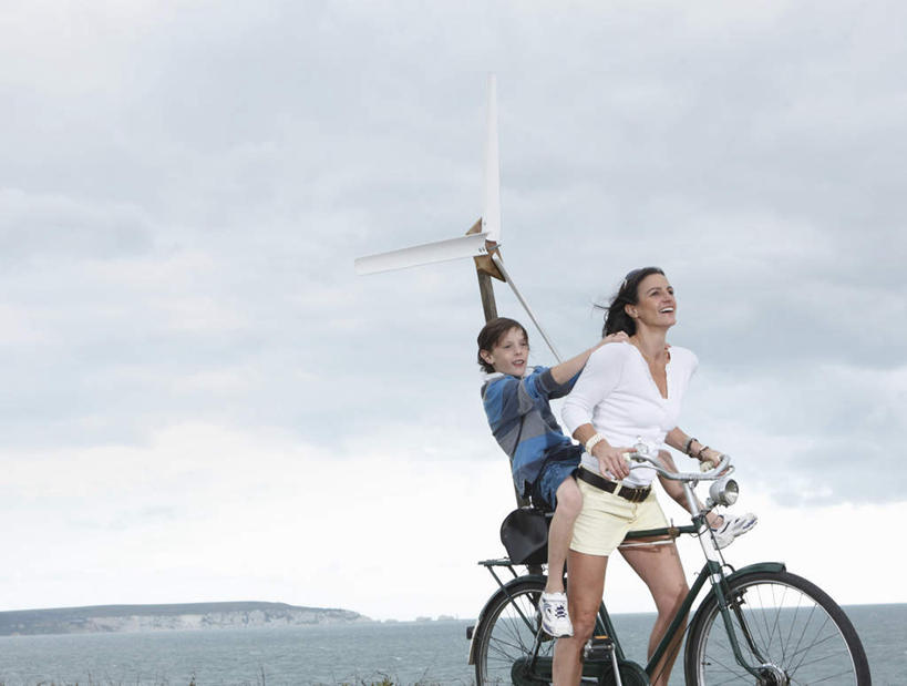 西方人,儿童,中年人,两个人,家庭,母亲,儿子,坐,举,笑,微笑,横图,室外,白天,正面,纯洁,农业,风能,风力发电机,海浪,海洋,山,自行车,风车,欧洲,欧洲人,握,服装,环保,电力,浪花,山峰,乌云,云,阴天,云朵,山峦,拿,云彩,拿着,注视,休闲装,设备,车,脚踏车,小孩,衣服,天空,海水,交通工具,天,观察,看,托,骑车,休闲,温暖,温馨,母子,一家人,休闲服,发电,机械,可爱,母爱,童年,童趣,握着,工业,服饰,能源,观看,和睦,资源,察看,昏暗,阴沉,风力机,关注,载具,海景,利用,童真,低碳,烂漫,无邪,天真,风力发电,男孩,女人,女性,中年女性,白种人,孩子,大海,风浪,海,海水的波动,近岸浪,涌浪,举起,举手,举着,向上举,向上伸,向上托,坐着,半身,彩图,融洽,男生