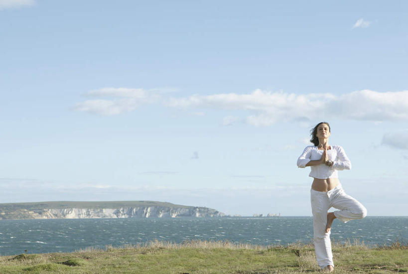 西方人,一个人,站,闭眼,横图,室外,白天,正面,锻炼,瑜伽,运动,草地,草坪,海浪,海洋,植物,欧洲,欧洲人,仅一个女性,仅一个人,阴影,服装,光线,影子,浪花,云,云朵,云彩,休闲装,光脚,草,衣服,蓝色,绿色,白色,白云,蓝天,天空,阳光,海水,天,站着,仅一个中年女性,休闲,赤脚,休闲服,养生,服饰,晴朗,海景,树式,体育,女人,女性,中年女性,白种人,大海,风浪,海,海水的波动,近岸浪,涌浪,晴空,闭眼睛,闭着眼,闭着眼睛,站立,彩图,全身,健身