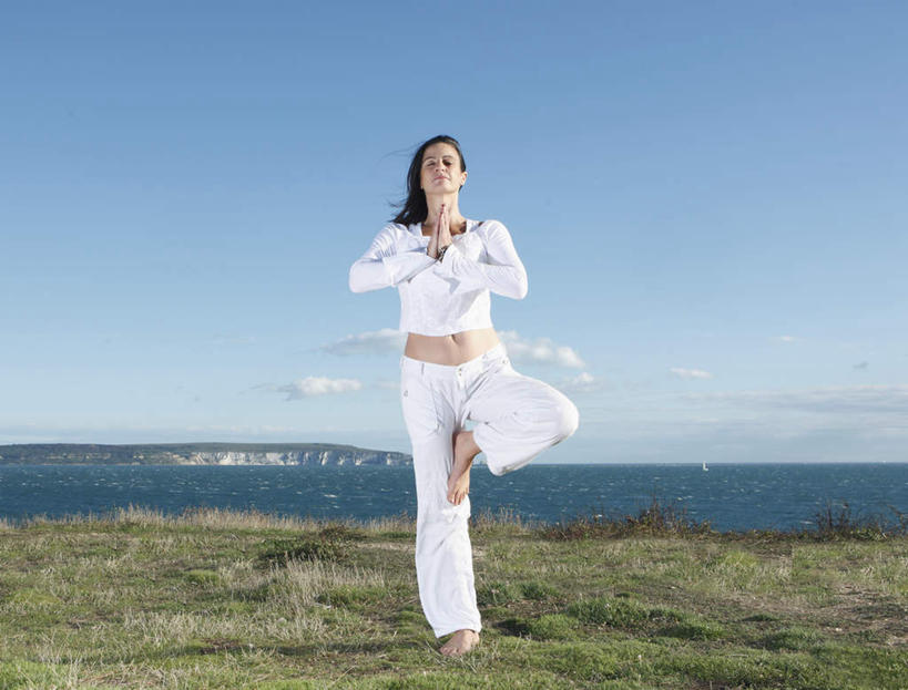 西方人,一个人,站,闭眼,横图,室外,白天,正面,锻炼,瑜伽,运动,草地,草坪,海浪,海洋,植物,欧洲,欧洲人,仅一个女性,仅一个人,阴影,服装,光线,影子,浪花,云,云朵,云彩,休闲装,光脚,草,衣服,蓝色,绿色,白色,白云,蓝天,天空,阳光,海水,天,站着,仅一个中年女性,休闲,赤脚,休闲服,养生,服饰,晴朗,海景,树式,体育,女人,女性,中年女性,白种人,大海,风浪,海,海水的波动,近岸浪,涌浪,晴空,闭眼睛,闭着眼,闭着眼睛,站立,彩图,全身,健身