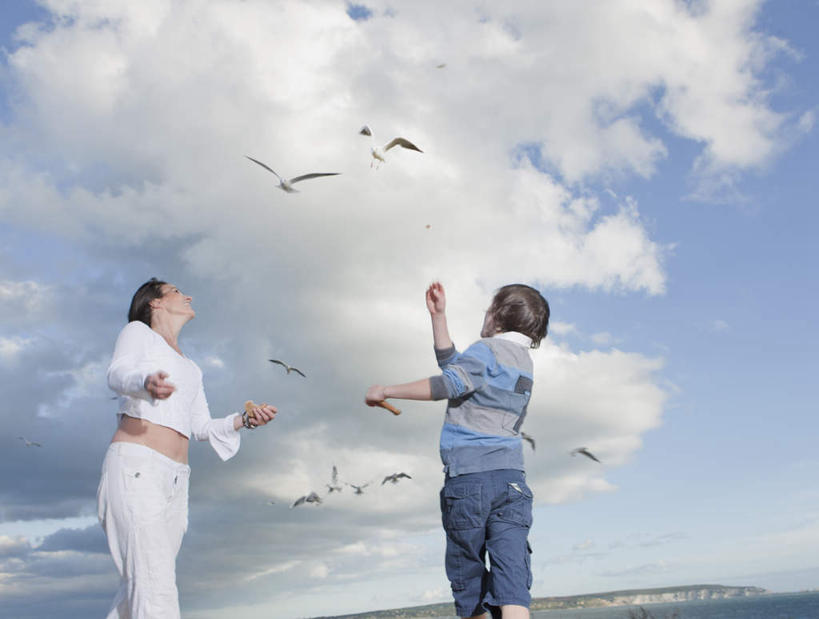 西方人,儿童,中年人,两个人,家庭,母亲,儿子,站,举,笑,微笑,横图,室外,白天,仰视,纯洁,海浪,海洋,海鸟,海鸥,鸟,欧洲,欧洲人,许多,飞翔,喂食,握,阴影,服装,飞行,光线,鸟类,影子,浪花,云,云朵,翱翔,拿,云彩,拿着,注视,休闲装,飞,小孩,衣服,蓝色,白云,蓝天,天空,阳光,海水,天,观察,看,托,站着,休闲,温暖,温馨,母子,一家人,休闲服,可爱,母爱,童年,童趣,握着,服饰,晴朗,观看,和睦,察看,关注,海景,童真,烂漫,无邪,天真,男孩,女人,女性,中年女性,白种人,孩子,大海,风浪,海,海水的波动,近岸浪,涌浪,晴空,举起,举手,举着,抬头,向上举,向上伸,向上托,仰头,站立,半身,彩图,低角度拍摄,眩光,融洽,男生