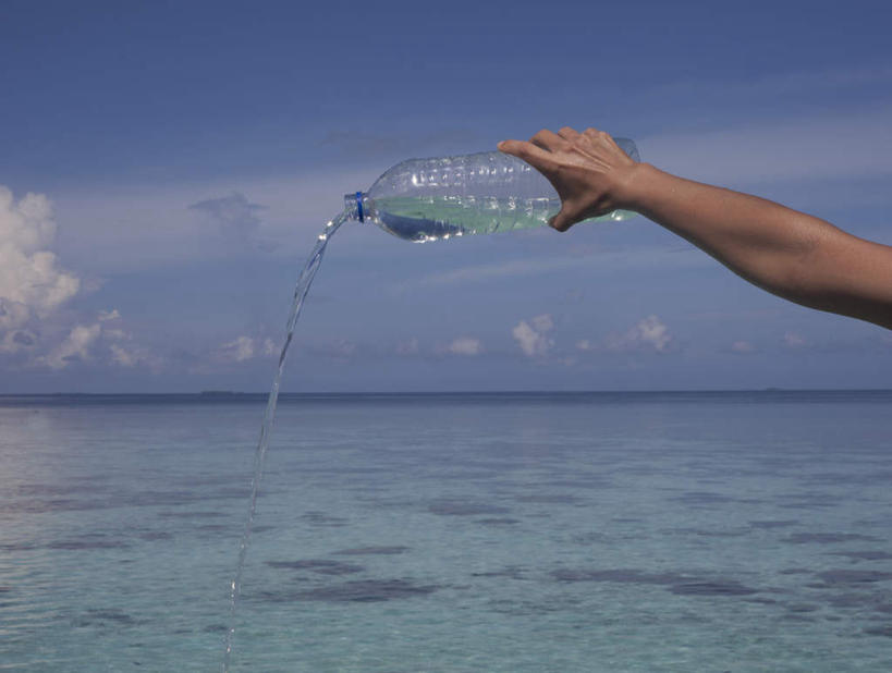 东方人,手,一个人,站,横图,室外,特写,白天,正面,海浪,海洋,水,亚洲,仅一个女性,仅一个人,倒,握,阴影,光线,液体,影子,浪花,水平线,云,云朵,辽阔,海平线,拿,云彩,拿着,黄种人,饮用水,蓝色,白云,蓝天,天空,阳光,海水,瓶子,塑料制品,矿泉水,天,站着,仅一个中年女性,广阔,手部,塑料瓶,握着,晴朗,单手,一望无际,海景,蒸馏水,无边无际,一马平川,女人,女性,中年女性,亚洲人,大海,风浪,海,海水的波动,近岸浪,涌浪,晴空,站立,半身,彩图,水天相接,水天一线