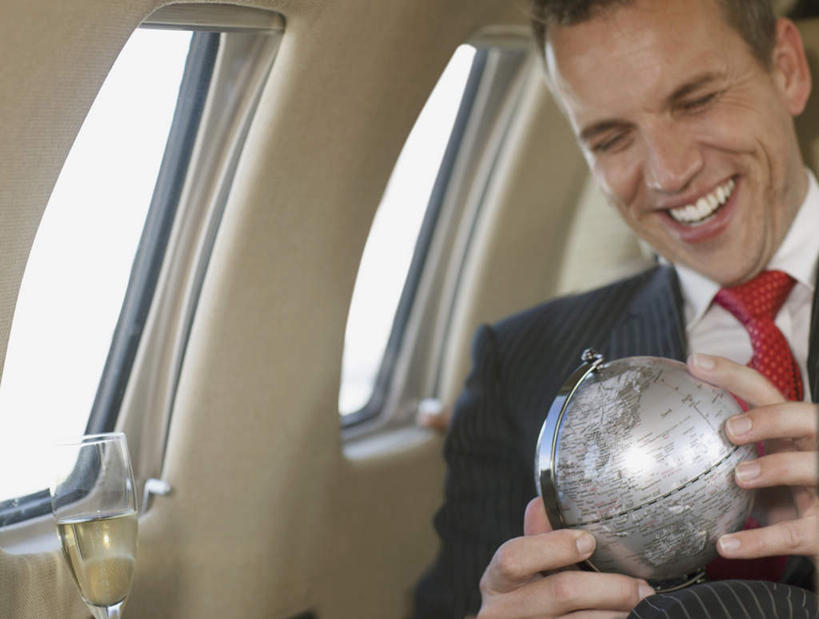 葡萄酒,西方人,一个人,商务人士,商务男性,坐,躺,笑,微笑,露齿笑,横图,室内,白天,正面,衬衫,奢侈,快乐,仪器,海洋,窗户,天花板,飞机,杯子,地图,椅子,欧洲,欧洲人,仅一个男性,仅一个人,仅一个中年男性,握,套装,网格,地球仪,高脚杯,线条,世界地图,地球,陆地,领带,交通,一杯,浪漫,拿,全球,拿着,注视,航空,座椅,玻璃窗,座位,玻璃制品,酒,球,饮料,红色,经纬线,酒杯,模型,交通工具,香槟,观察,看,靠,靠着,球体,诱惑,握着,运输,地理,国家,观看,大陆,察看,世界,客机,象征,庄重,关注,载具,商务装,身份,纬线,版图,经线,工薪阶层,香槟杯,经纬仪,地理学,正式,地位,气泡酒,起泡酒,汽酒,卧着,男人,男性,中年男性,白种人,白领,上班族,玻璃杯,躺着,卧,坐着,半身,彩图,衬衣,高兴,欢笑,大洋,大洲
