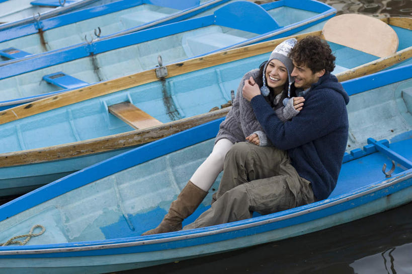 西方人,两个人,家庭,夫妻,码头,坐,抱,笑,微笑,露齿笑,横图,俯视,室外,白天,爱情,湖,湖泊,水,港口,船,帽子,欧洲,欧洲人,许多,停靠,服装,湖面,水流,水面,游艇,浪漫,注视,衣服,蓝色,交通工具,湖水,观察,看,温暖,温馨,一家人,棉衣,恩爱,恋人,服饰,抱着,观看,保暖,和睦,察看,搂着,御寒,关注,停泊,载具,棉袄,游艇码头,棉帽,棉服,冬装,男人,男性,年轻男性,年轻女性,女人,女性,白种人,年轻人,夫妇,情侣,搂,搂抱,坐着,彩图,高角度拍摄,全身,摆渡口,埠头,渡口,渡头,港湾,海港,口岸,袄子,棉被服,伴侣,融洽