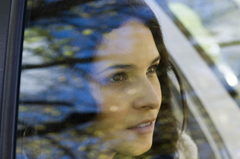 西方人,脸,头,脸颊,一个人,坐,笑,微笑,横图,室外,特写,白天,正面,植物,窗户,欧洲,欧洲人,仅一个年轻女性,仅一个女性,仅一个人,朦胧,模糊,棕色,注视,玻璃窗,树,树木,绿色,自然,车窗,观察,看,生长,成长,观看,察看,关注,年轻女性,女人,女性,白种人,头部,长发,卷发,脸部,脸蛋,面部,坐着,半身,彩图