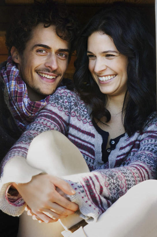 西方人,两个人,家庭,夫妻,坐,笑,说,微笑,露齿笑,竖图,室外,白天,正面,衬衫,爱情,讨论,欧洲,欧洲人,握,服装,墙,浪漫,注视,休闲装,墙壁,墙面,衣服,观察,看,休闲,温暖,温馨,一家人,休闲服,恩爱,握着,恋人,服饰,观看,和睦,察看,关注,交流,男人,男性,年轻男性,年轻女性,女人,女性,白种人,年轻人,夫妇,情侣,沟通,讲话,交谈,商讨,说话,谈话,坐着,半身,彩图,衬衣,伴侣,融洽