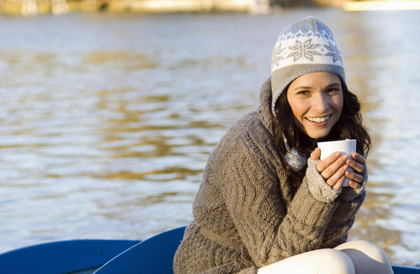 咖啡,西方人,一个人,坐,捧,笑,微笑,露齿笑,横图,室外,白天,侧面,毛衣,幸福,湖,湖泊,水,船,杯子,帽子,欧洲,欧洲人,仅一个年轻女性,仅一个女性,仅一个人,一艘,喝,阴影,波纹,朦胧,模糊,光线,瓷器,影子,湖面,水流,水面,游艇,棕色,咖啡杯,陶瓷制品,涟漪,一杯,注视,娱乐,饮料,倒影,水纹,阳光,交通工具,波浪,湖水,观察,看,行驶,享受,休闲,温馨,放松,乐趣,观看,察看,倒映,提神,舒适,关注,载具,瓷杯,醒脑,线衫,水晕,软饮料,棉帽,反照,年轻女性,女人,女性,白种人,长发,卷发,端,端着,捧着,手捧,坐着,半身,彩图,绒衣,套衫,套头毛衣,线衣
